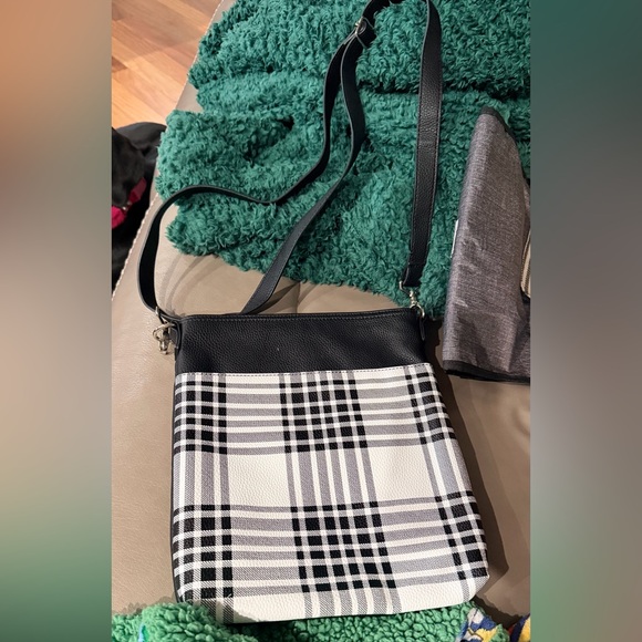 thirty-one Handbags - Thirty-One Organizing Shoulder Bag Limited crossbody purse black and white plaid